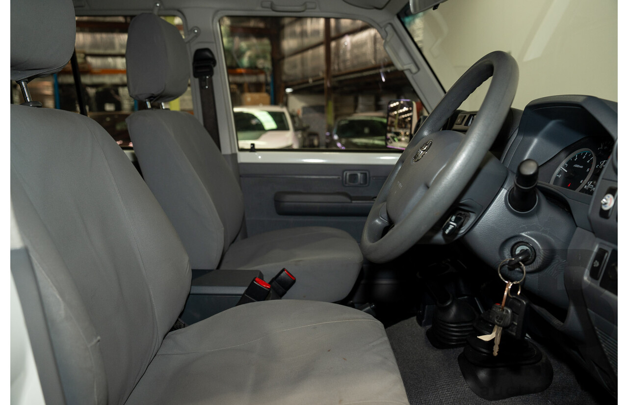 02/2020 Toyota Landcruiser GXL (4x4) 4x4 VDJ76R 4d Wagon White Turbo Diesel V8 4.5L