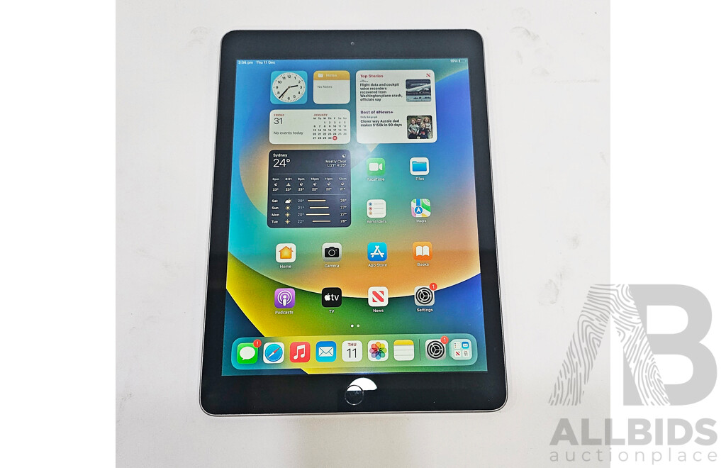 Apple (A1822) 9.7-Inch Wifi 32GB IPad (5th Generation)