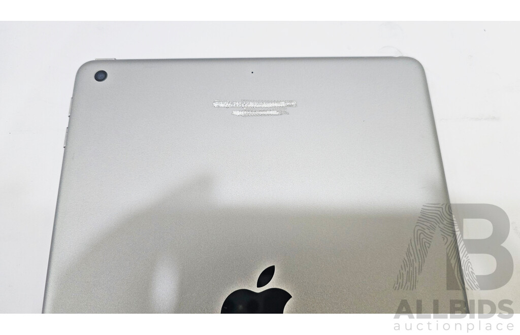 Apple (A1822) 9.7-Inch Wifi 32GB IPad (5th Generation)