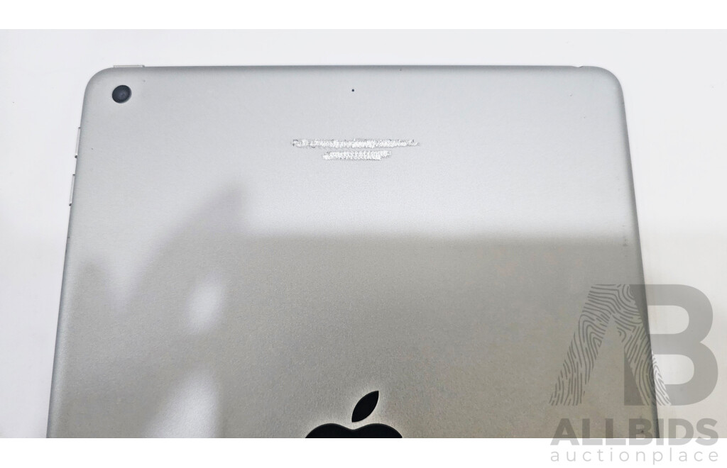 Apple (A1822) 9.7-Inch Wifi 32GB IPad (5th Generation)