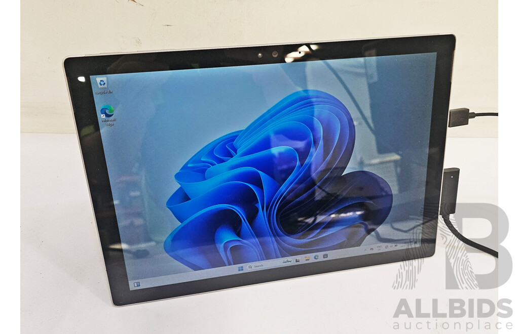 Microsoft (1724) Surface Pro 4 Intel Core I5 (6300U) 2.40GHz-3.00GHz 2-Core CPU 128GB 12-Inch Touchscreen Detachable Laptop