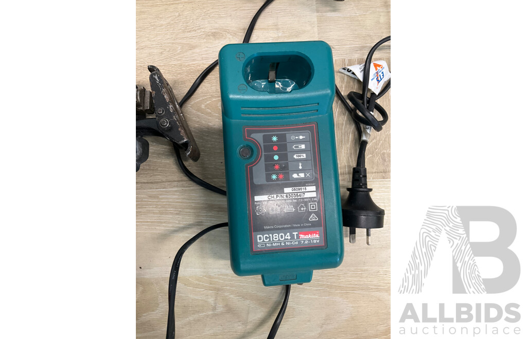 MAKITA (JR180D) 18V Cordless Reciprocating Saw X2, 3x Battery and MAKITA Battery Charger (DC1804T) - Lot of 6