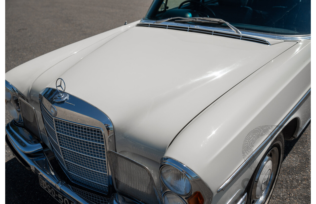10/1972 Mercedes Benz 280 SE 3.5 W108 4d Sedan Papyrus White V8 3.5L