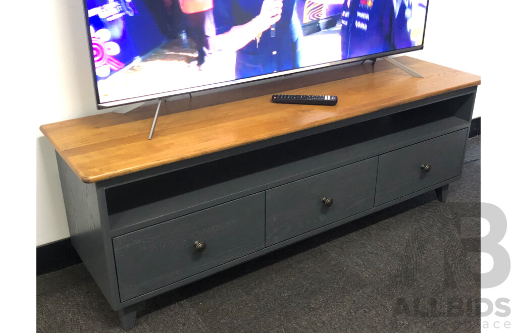 Hisense 55 Inch UHD 4K Smart Television(Series 8) with Oak Entertainment Unit
