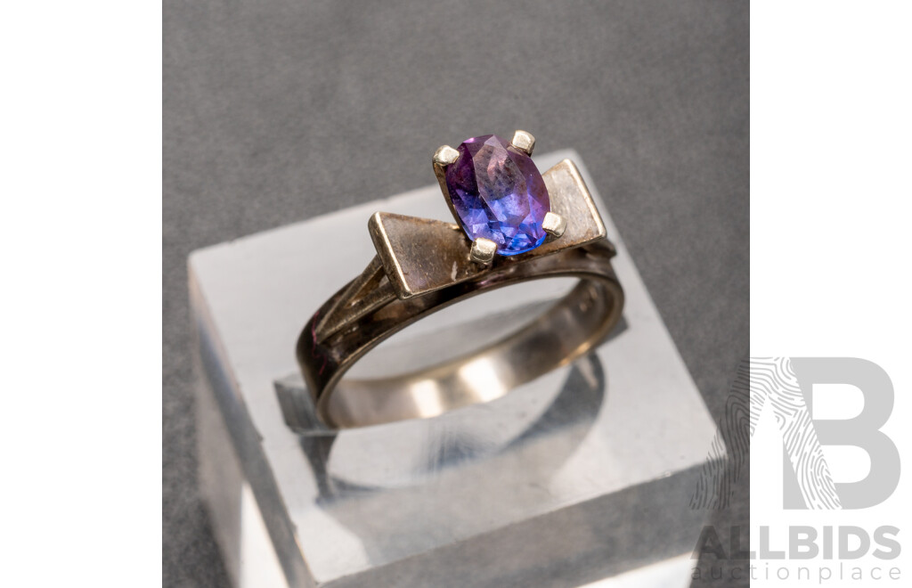 9ct Vintage White Gold Purple Colour Changing Sapphire Solitaire Ring, Size N, 3.47 Grams