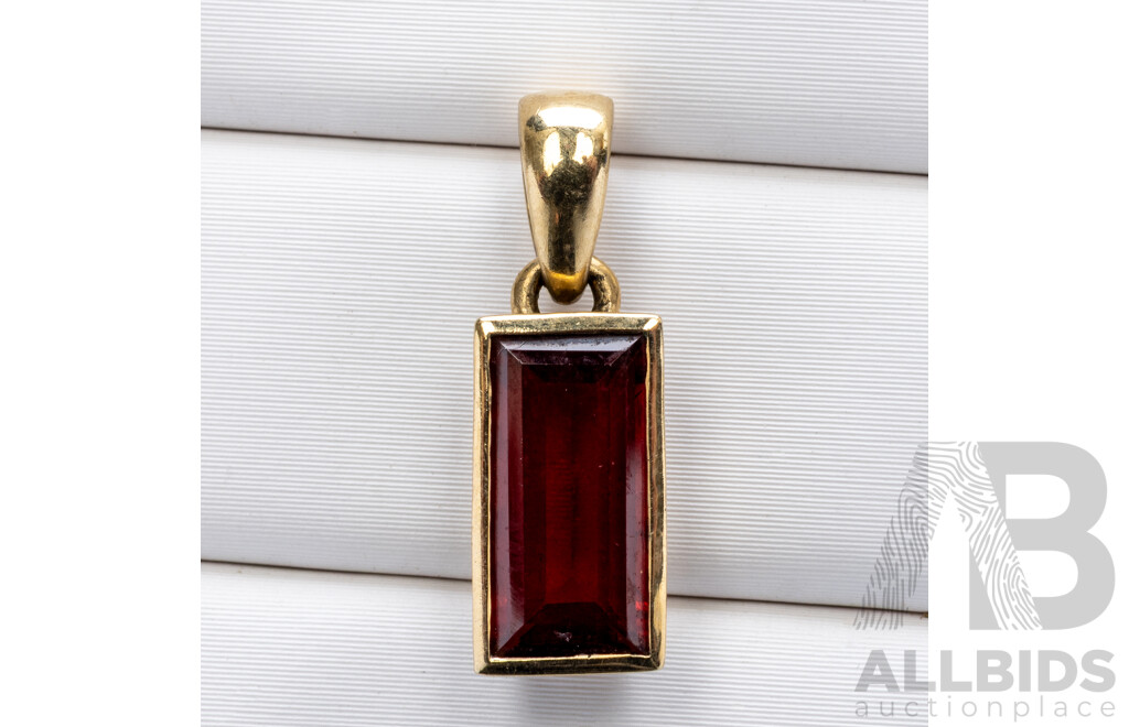 9ct Garnet Pendant, 17mm Long, 1.21 Grams
