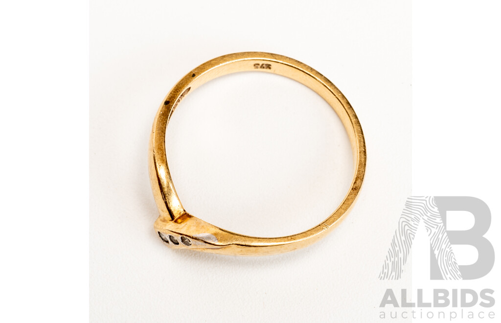 9ct Diamond Set V Shaped Ring, TDW 0.035ct, Size Q, 2.04 Grams