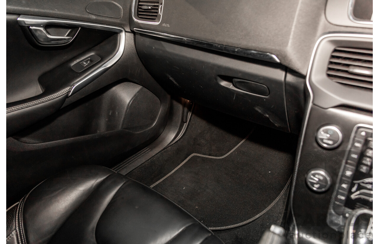 10/2013 Volvo V40 T5 R-Design M MY14 5d Hatchback Passion Red Turbo 2.5L