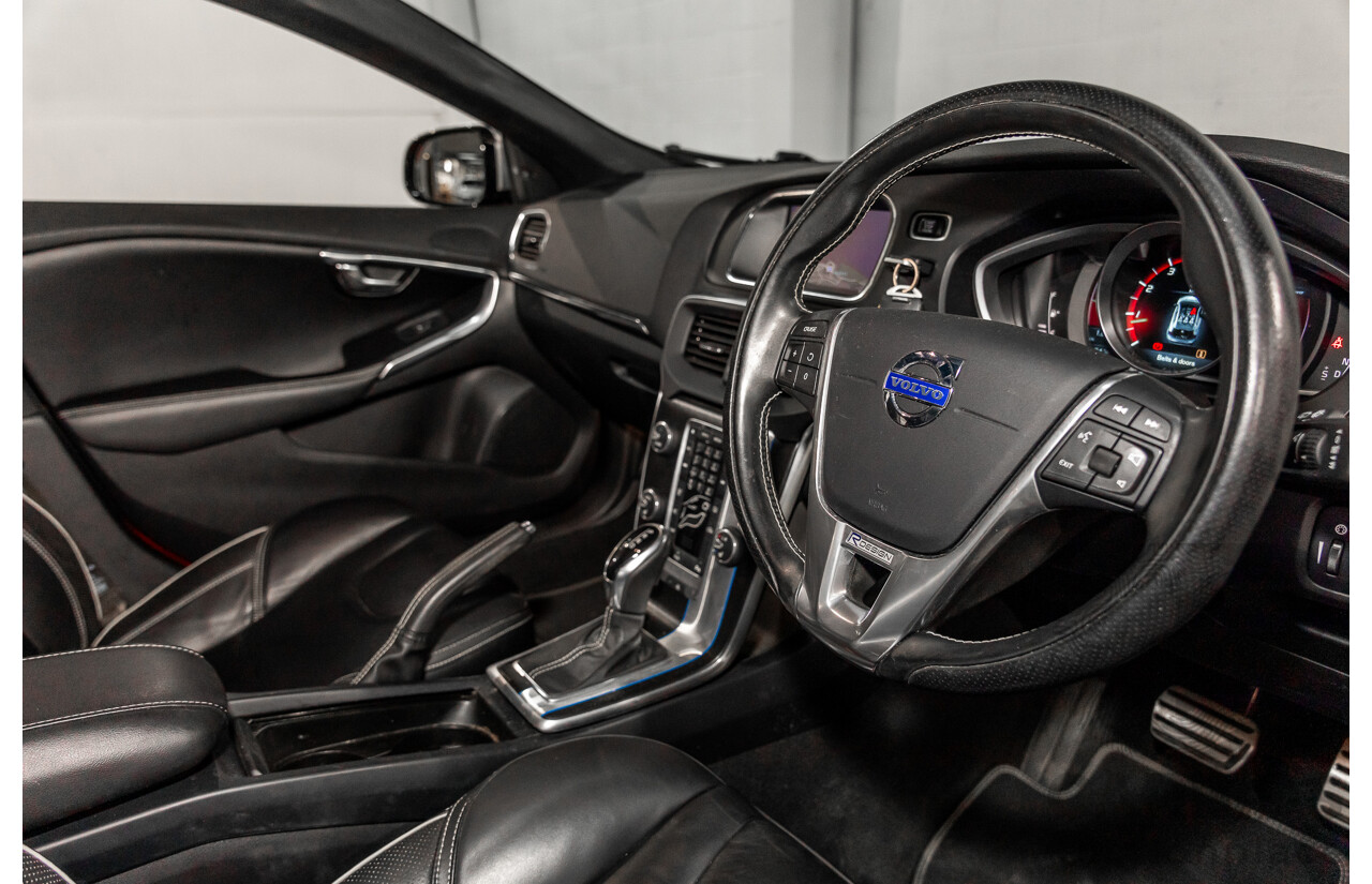 10/2013 Volvo V40 T5 R-Design M MY14 5d Hatchback Passion Red Turbo 2.5L