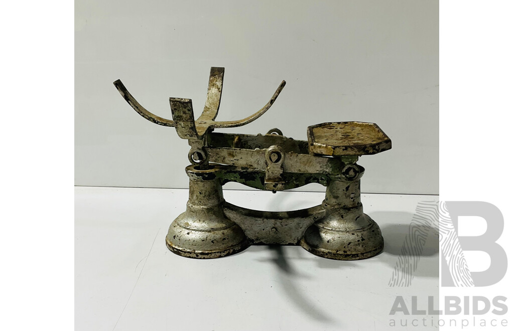 Vintage Cast Iron Scales with Weights Spanning 4lb to 1oz