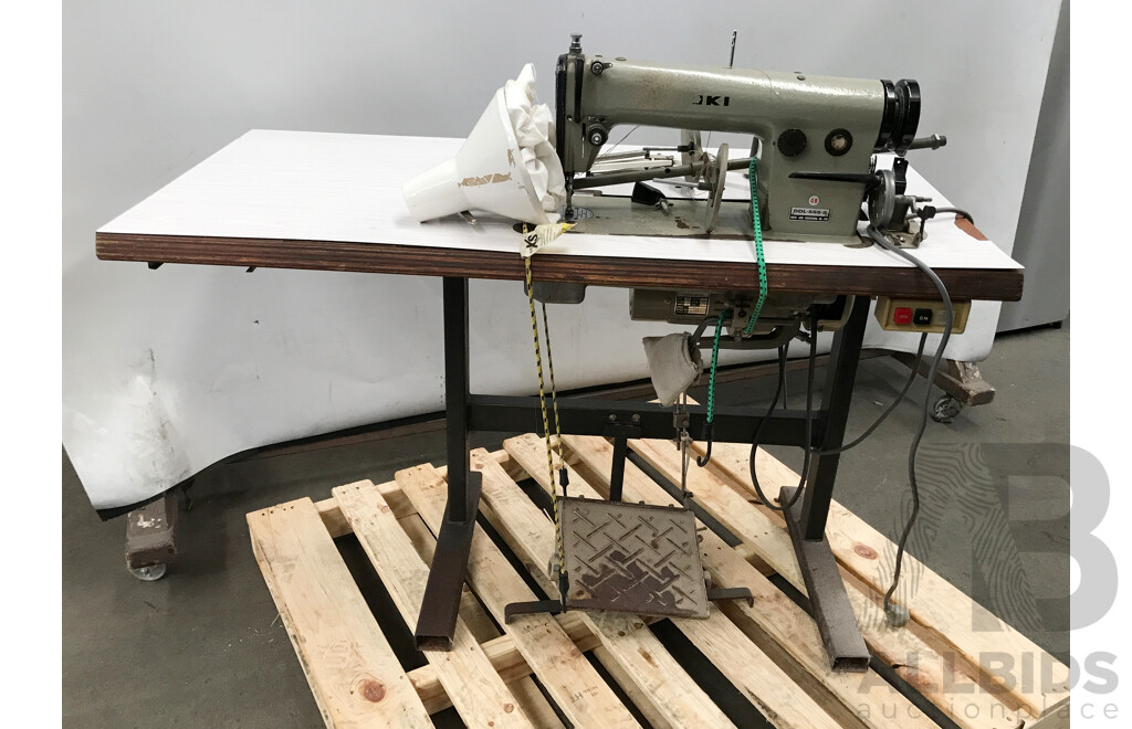Juki (DDL-555-1) Industrial Sewing Machine with Table
