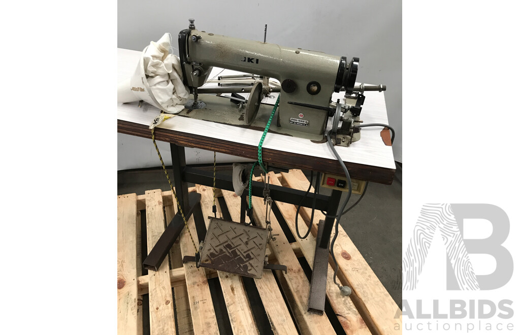 Juki (DDL-555-1) Industrial Sewing Machine with Table
