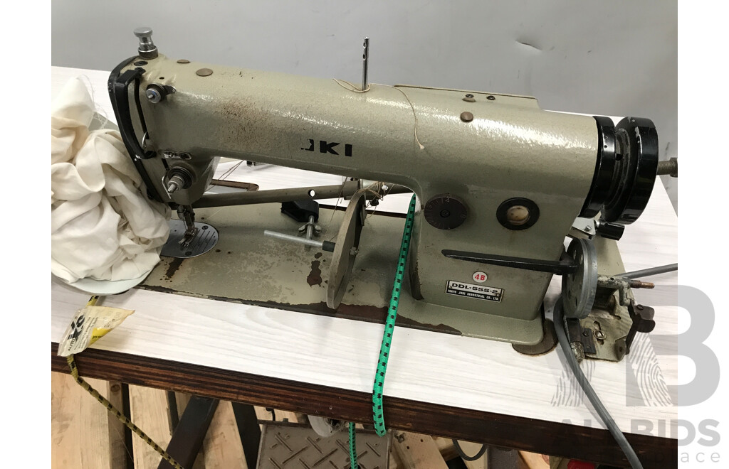 Juki (DDL-555-1) Industrial Sewing Machine with Table