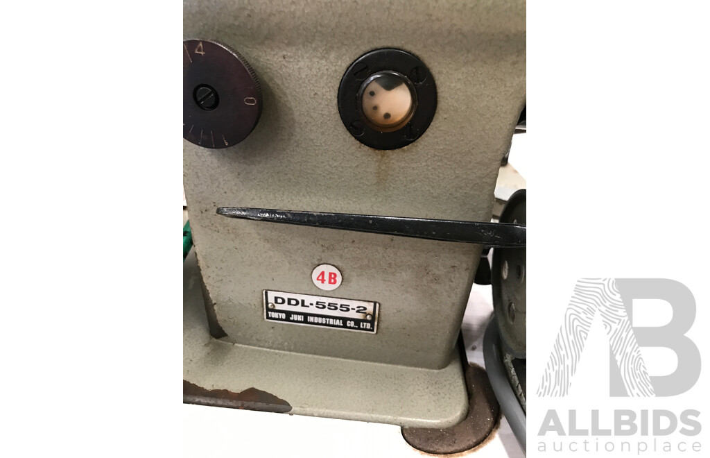 Juki (DDL-555-1) Industrial Sewing Machine with Table
