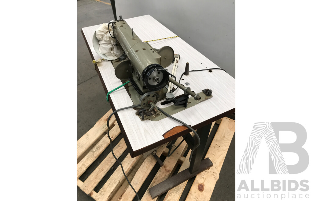 Juki (DDL-555-1) Industrial Sewing Machine with Table