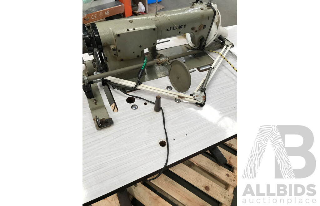 Juki (DDL-555-1) Industrial Sewing Machine with Table