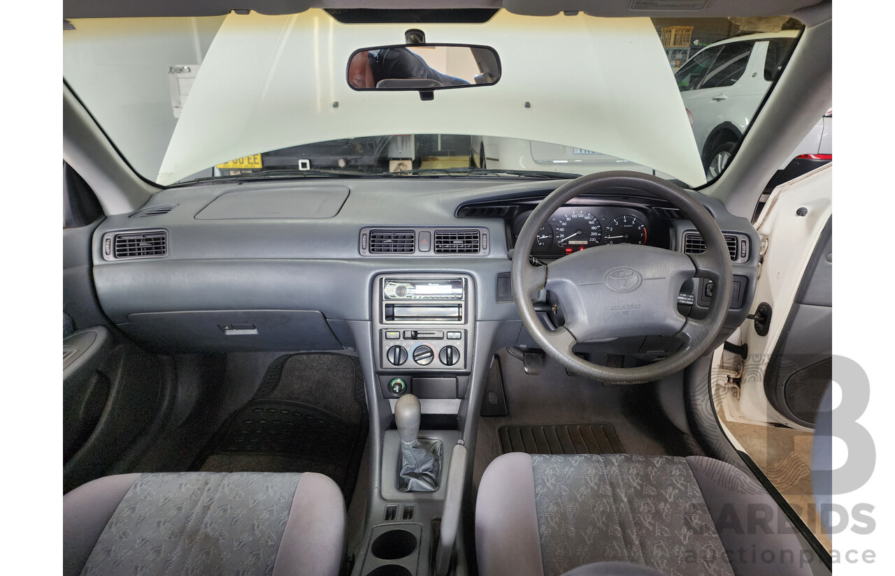 4/1999 Toyota Camry Conquest MCV20R 4d Sedan White 3.0L