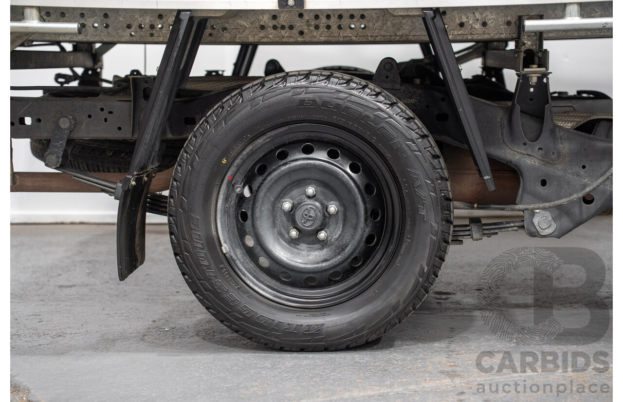 03/2018 Toyota Hilux Workmate TGN121R MY17 C/Chas Silver 2.7L