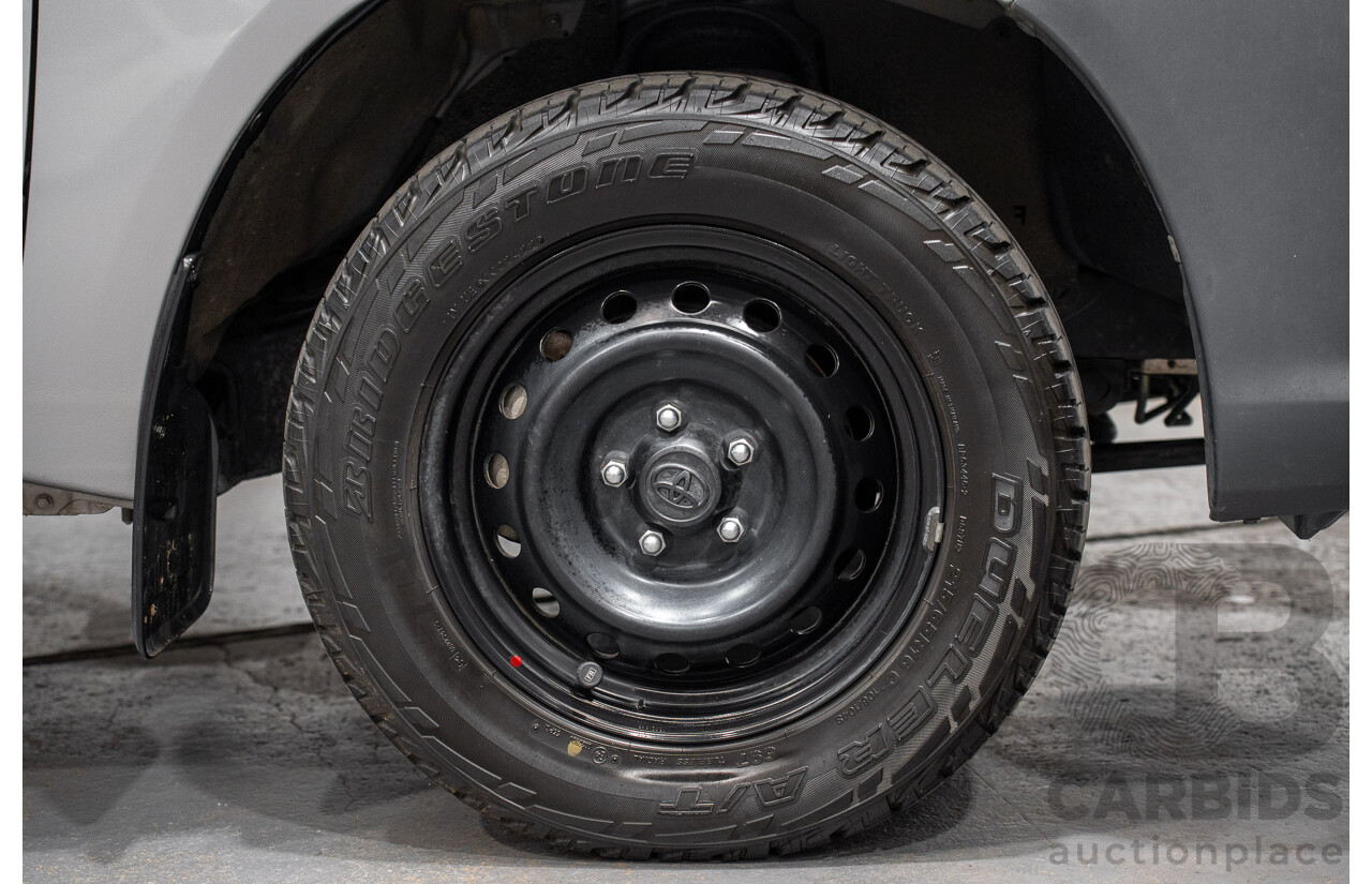 03/2018 Toyota Hilux Workmate TGN121R MY17 C/Chas Silver 2.7L