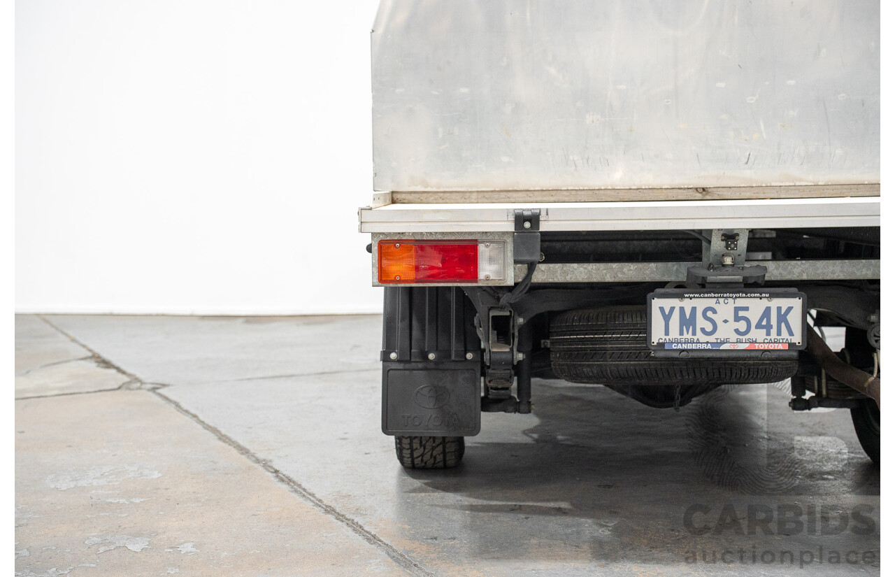 03/2018 Toyota Hilux Workmate TGN121R MY17 C/Chas Silver 2.7L