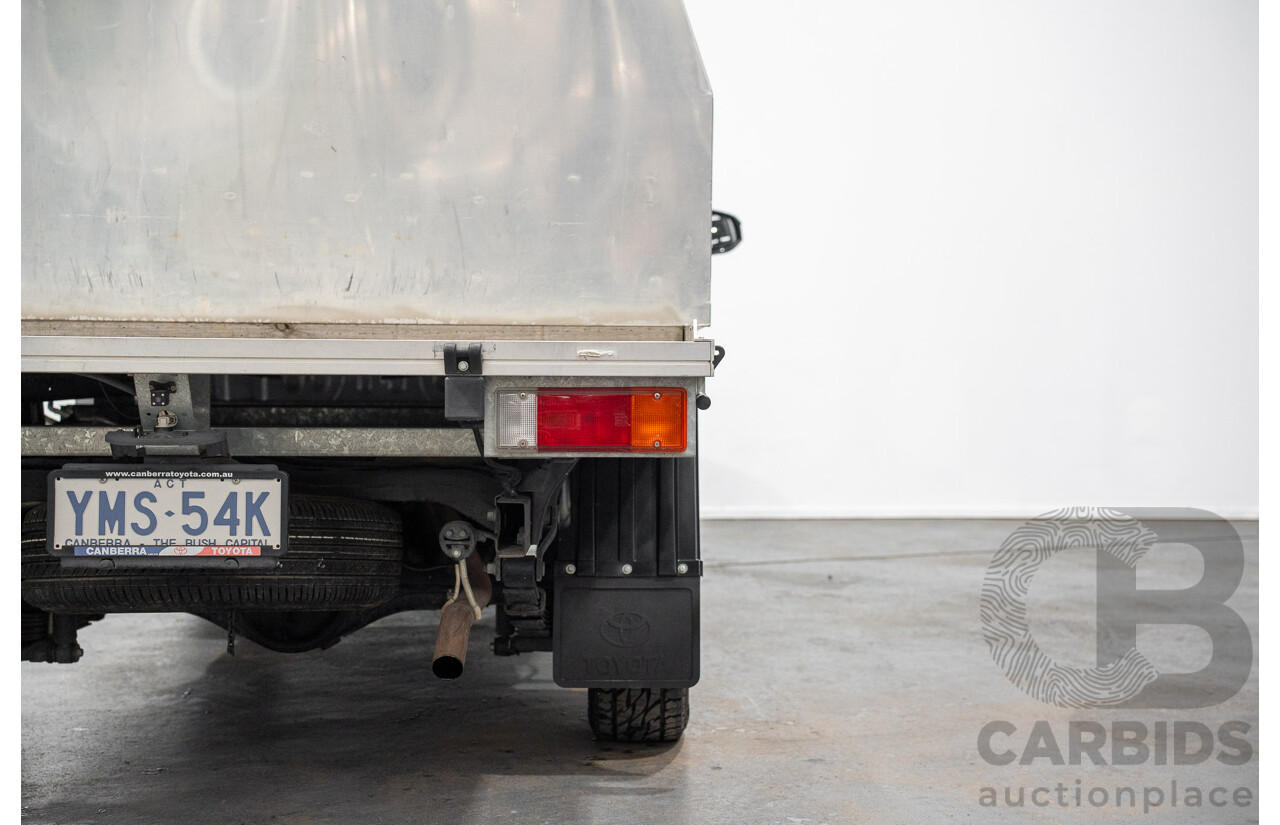 03/2018 Toyota Hilux Workmate TGN121R MY17 C/Chas Silver 2.7L