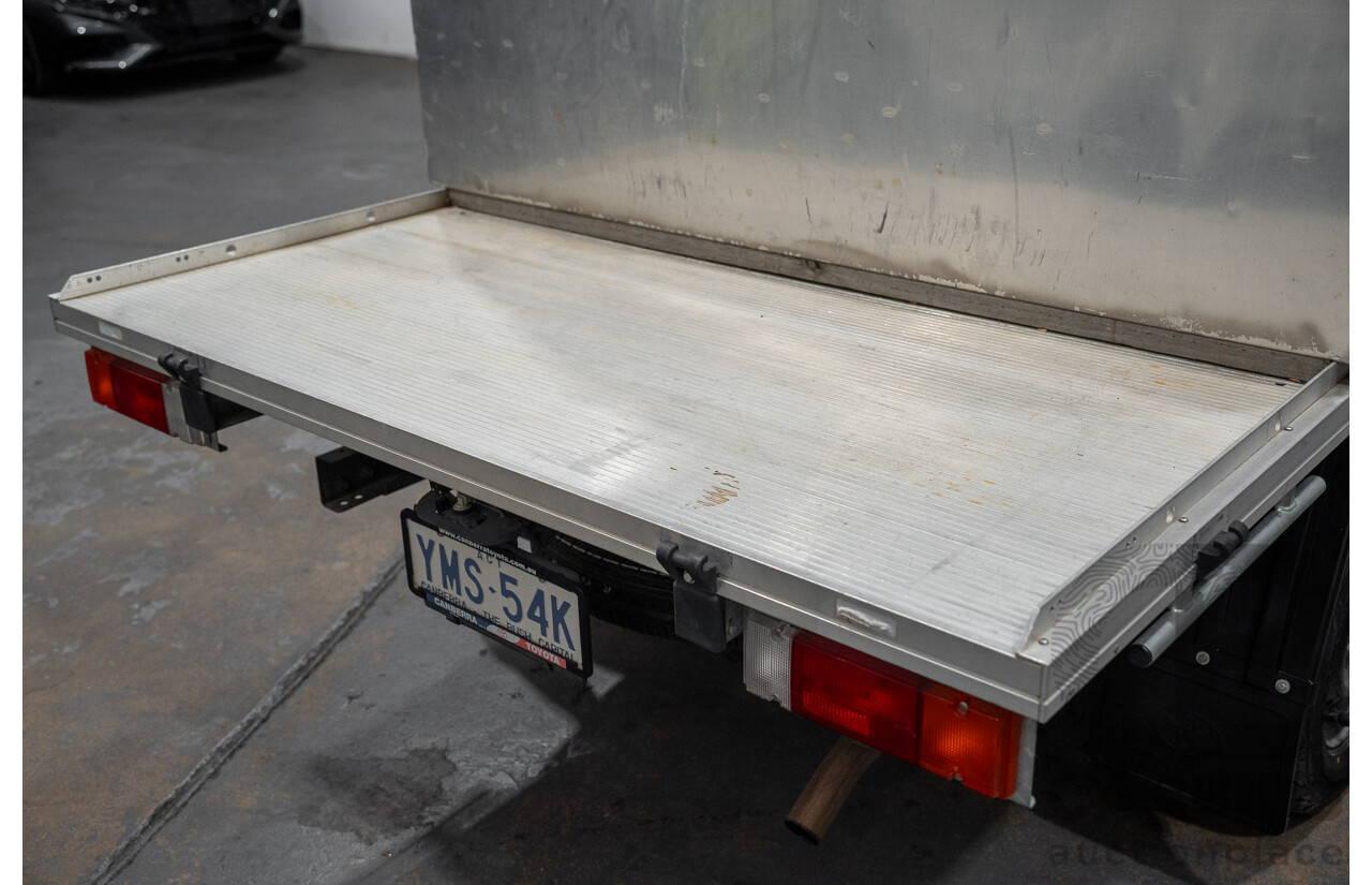 03/2018 Toyota Hilux Workmate TGN121R MY17 C/Chas Silver 2.7L