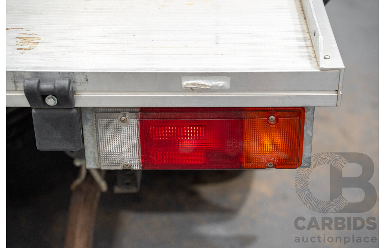 03/2018 Toyota Hilux Workmate TGN121R MY17 C/Chas Silver 2.7L