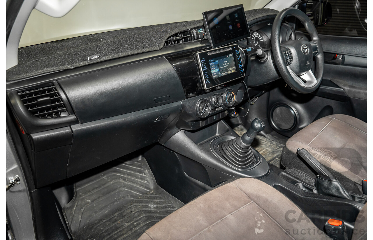 03/2018 Toyota Hilux Workmate TGN121R MY17 C/Chas Silver 2.7L