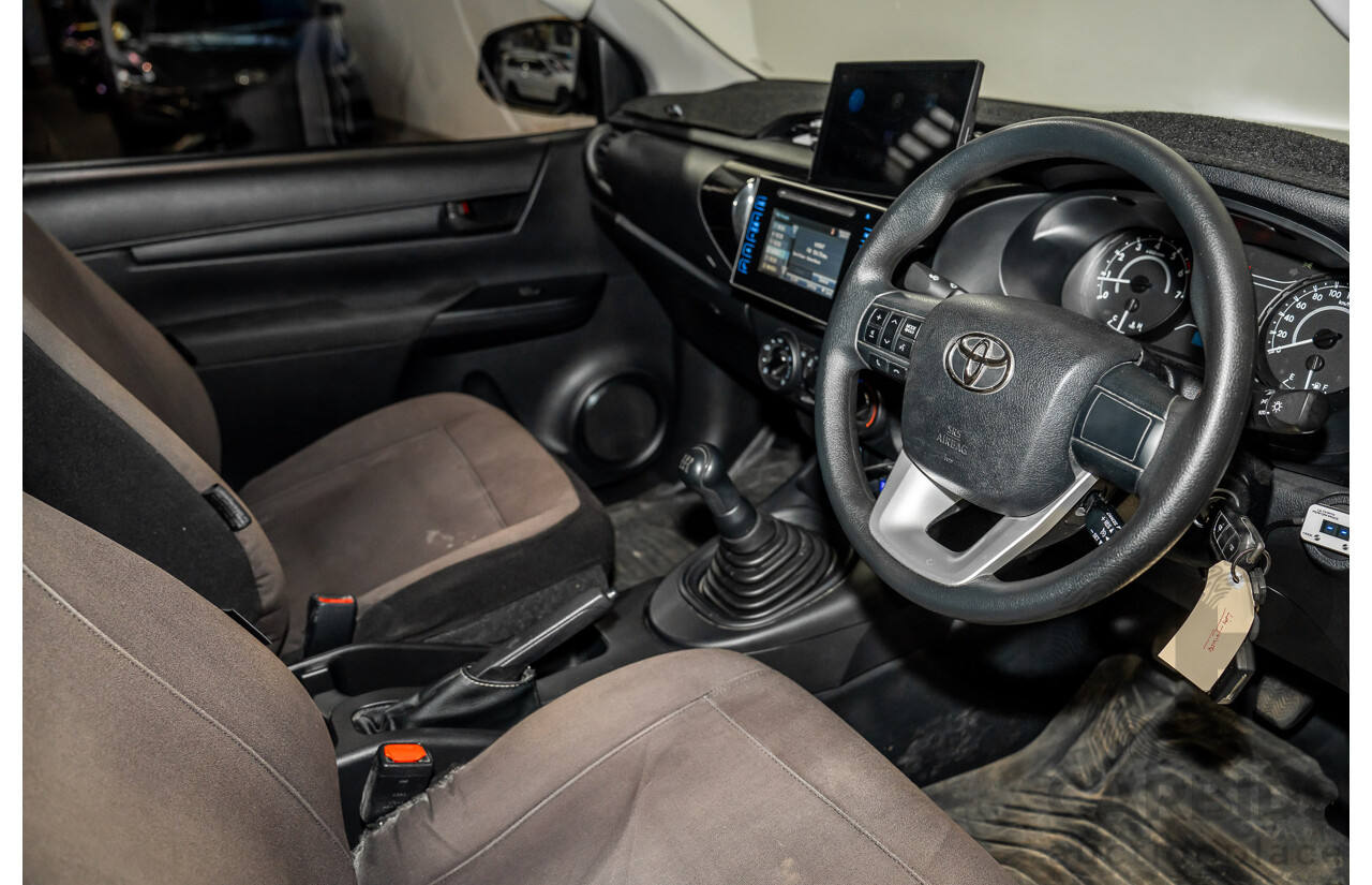 03/2018 Toyota Hilux Workmate TGN121R MY17 C/Chas Silver 2.7L