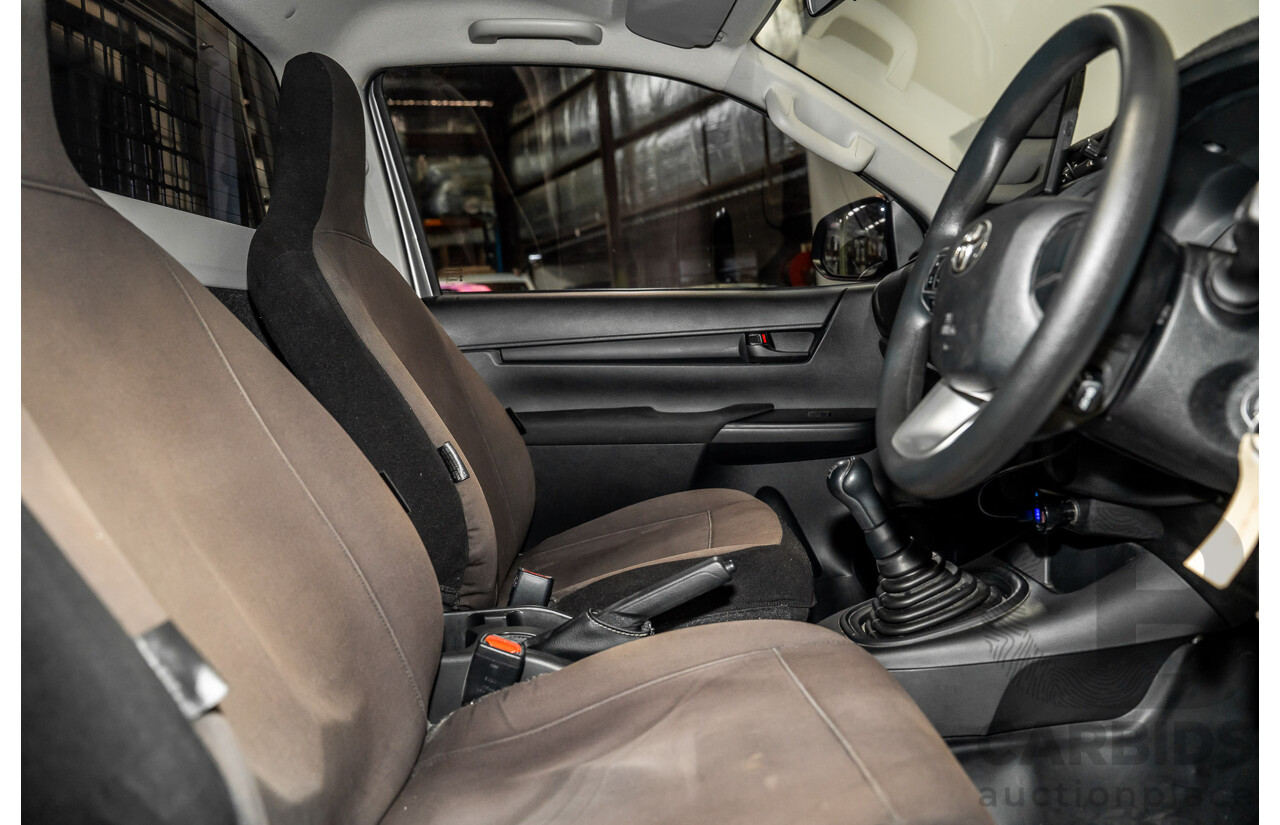 03/2018 Toyota Hilux Workmate TGN121R MY17 C/Chas Silver 2.7L