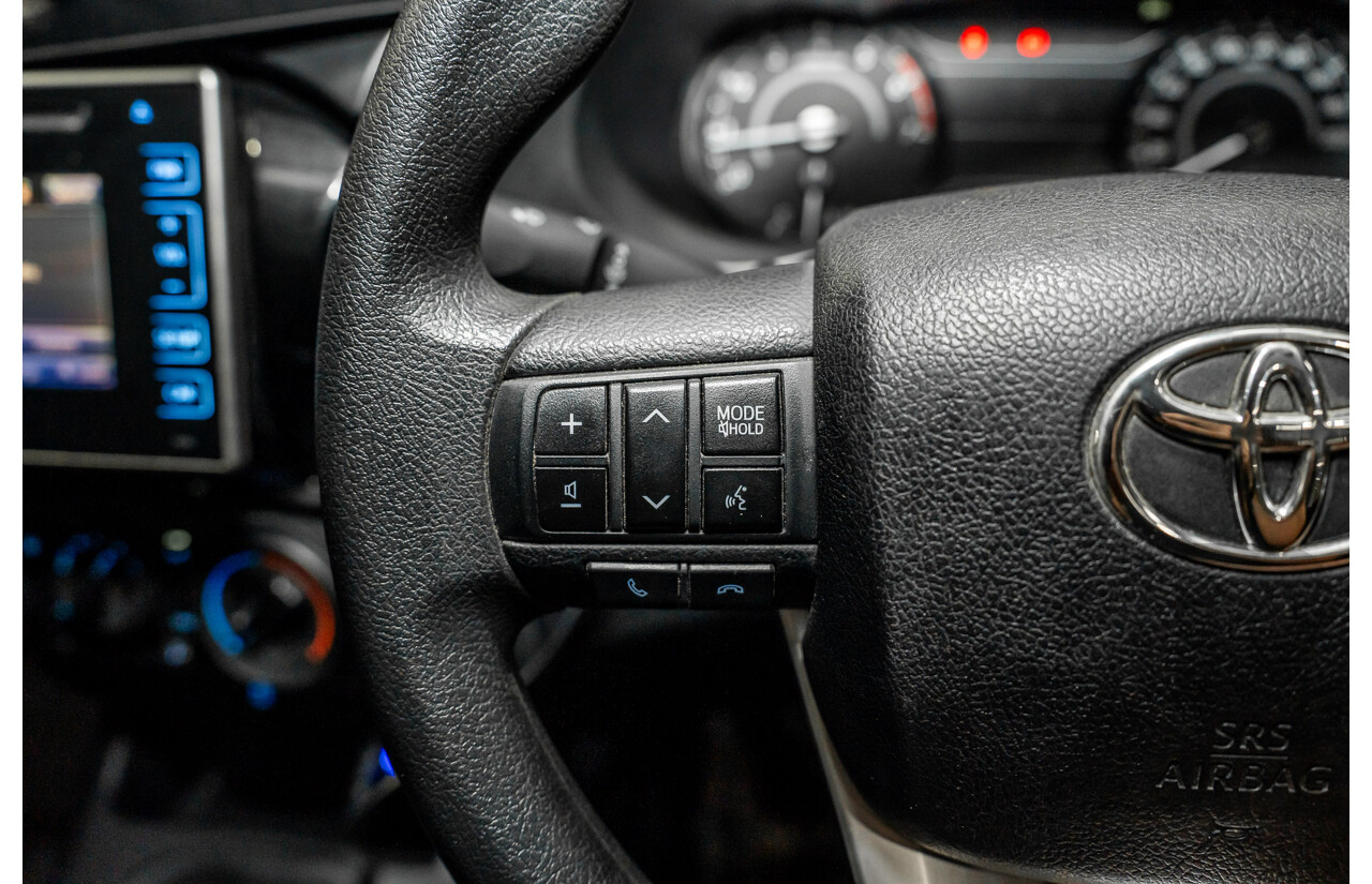 03/2018 Toyota Hilux Workmate TGN121R MY17 C/Chas Silver 2.7L