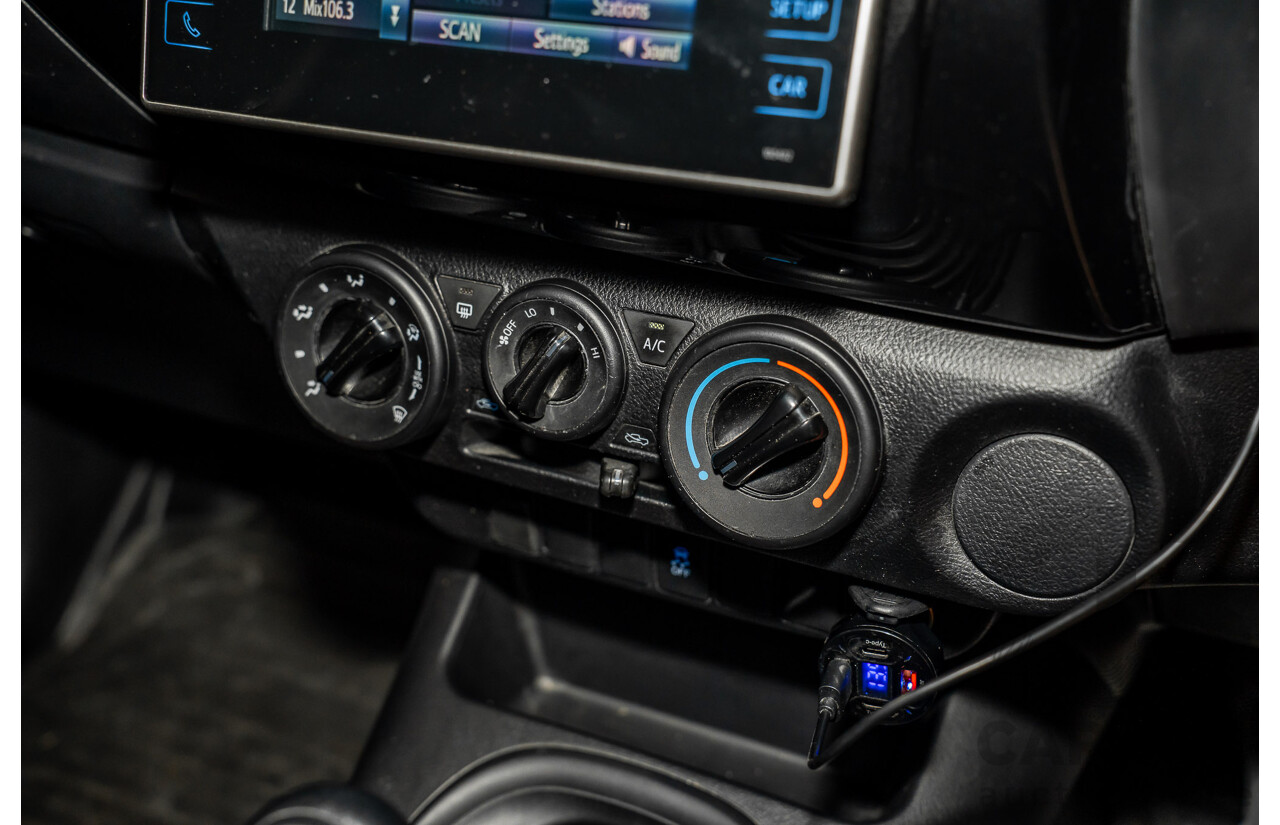 03/2018 Toyota Hilux Workmate TGN121R MY17 C/Chas Silver 2.7L