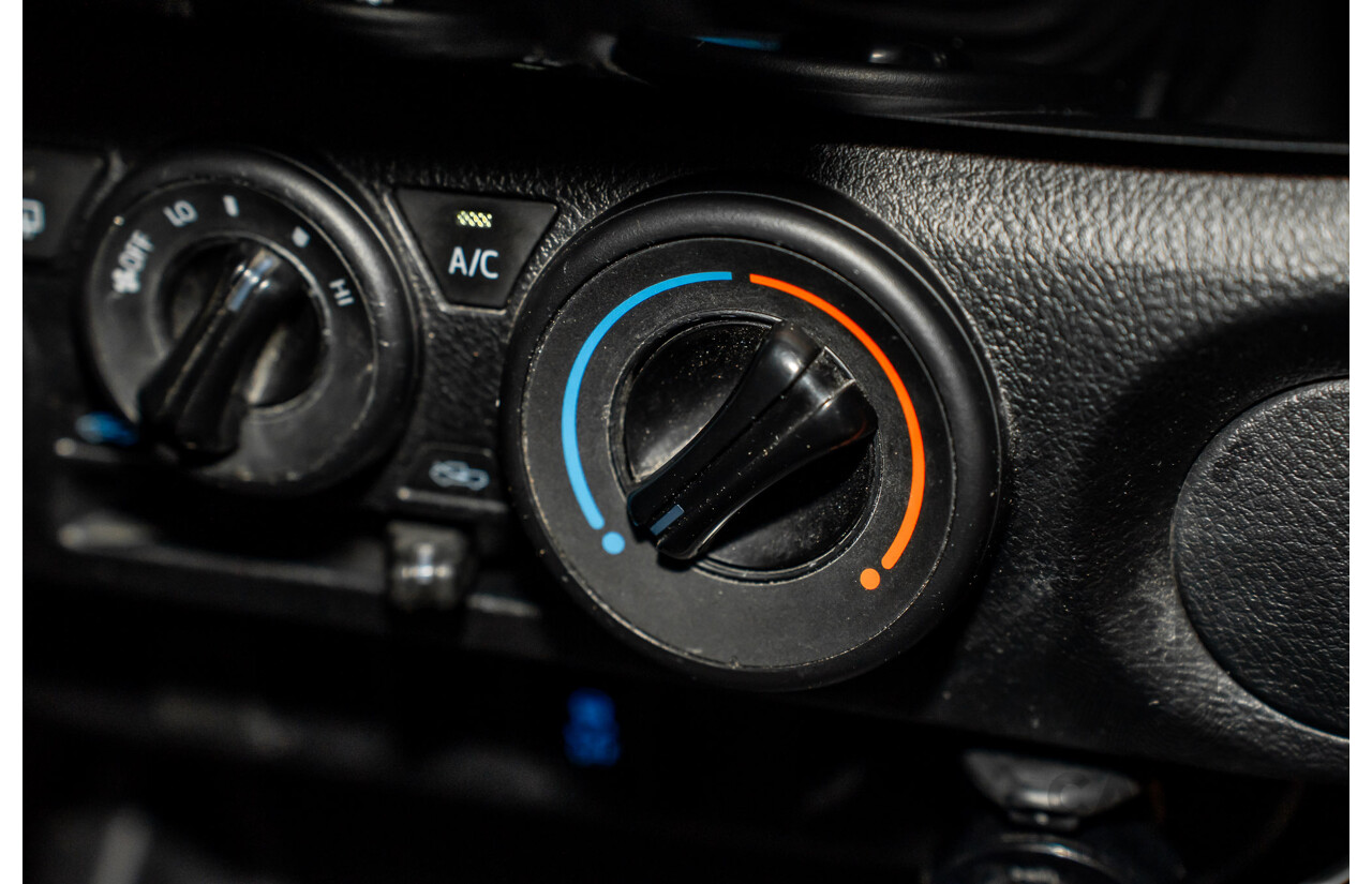 03/2018 Toyota Hilux Workmate TGN121R MY17 C/Chas Silver 2.7L