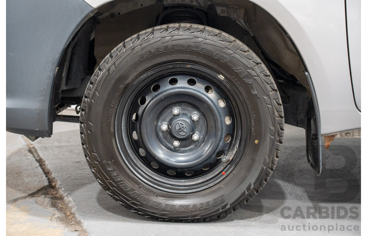 03/2018 Toyota Hilux Workmate TGN121R MY17 C/Chas Silver 2.7L