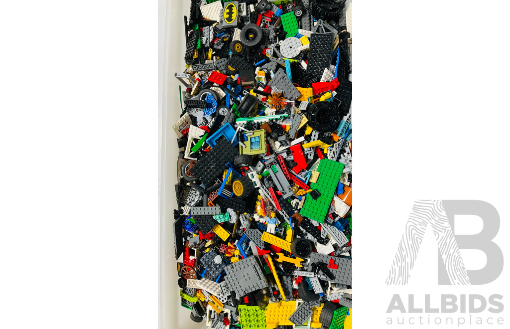 Approx. 10kg of Assorted Bulk Lego Including Minifigures, Bionicle Parts and More