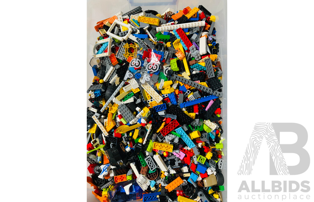 Approx. 15kg of Assorted Bulk Lego Including Minifigures, Bionicle Parts and More