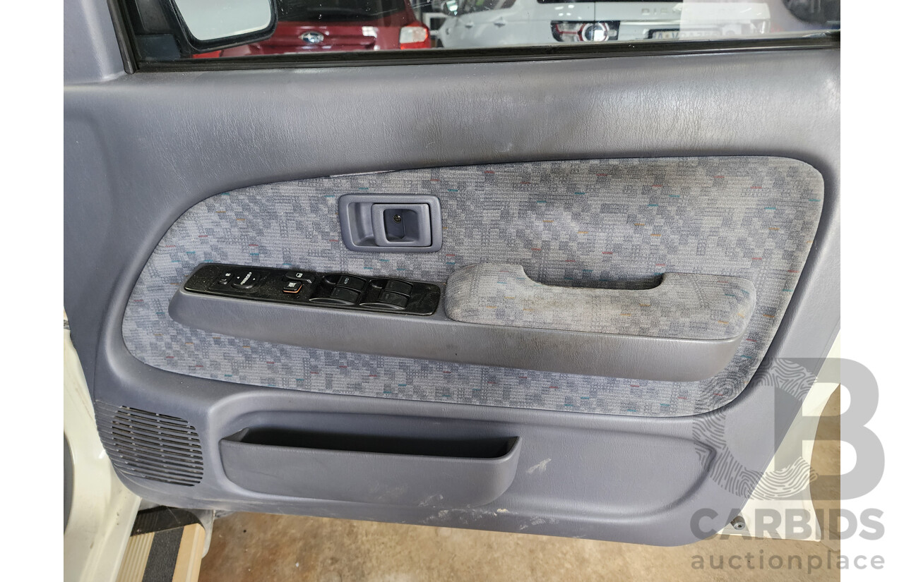 8/2004 Toyota Hilux SR5 (4x4) VZN167R Dual Cab P/Up White 3.4L