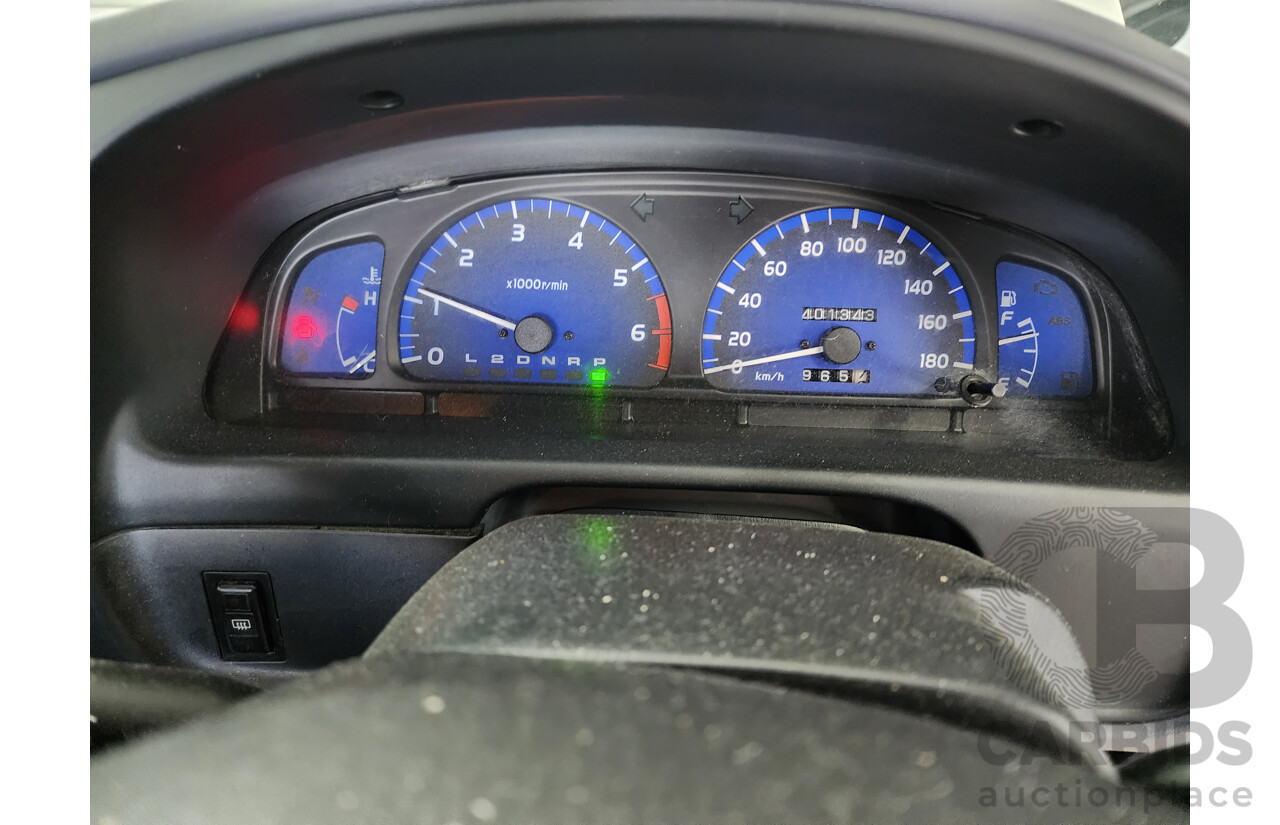 8/2004 Toyota Hilux SR5 (4x4) VZN167R Dual Cab P/Up White 3.4L