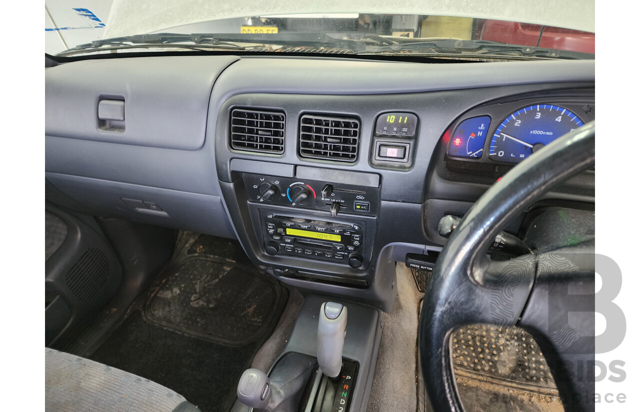 8/2004 Toyota Hilux SR5 (4x4) VZN167R Dual Cab P/Up White 3.4L