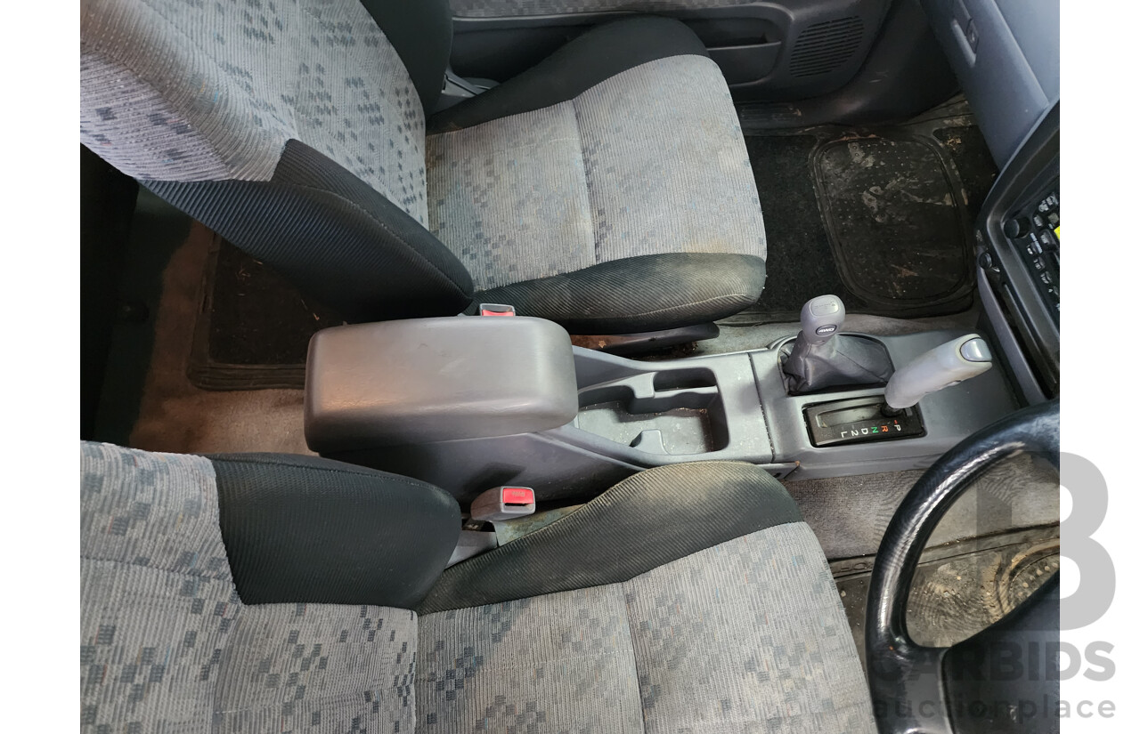 8/2004 Toyota Hilux SR5 (4x4) VZN167R Dual Cab P/Up White 3.4L