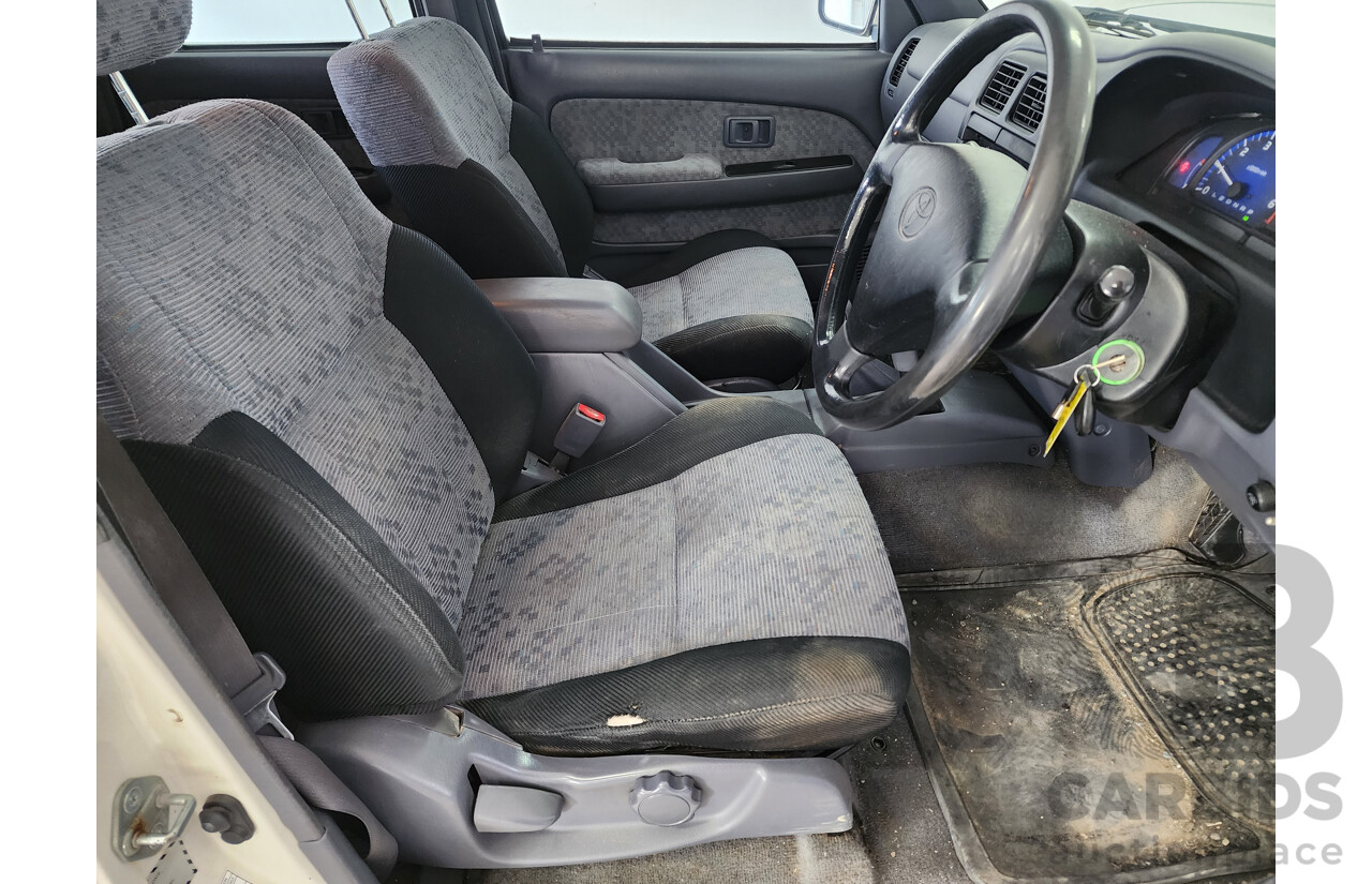 8/2004 Toyota Hilux SR5 (4x4) VZN167R Dual Cab P/Up White 3.4L