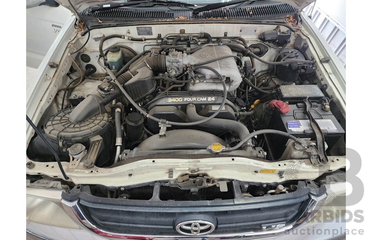 8/2004 Toyota Hilux SR5 (4x4) VZN167R Dual Cab P/Up White 3.4L