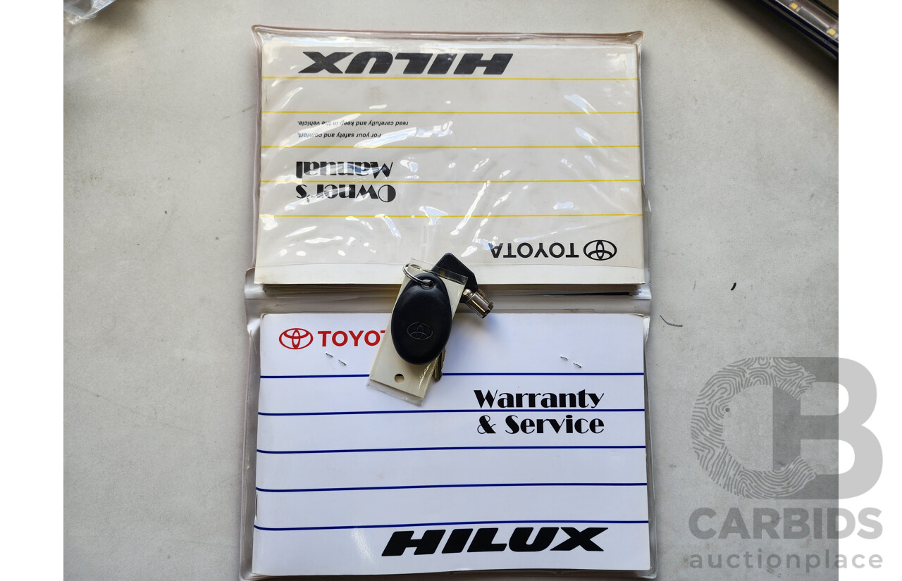 8/2004 Toyota Hilux SR5 (4x4) VZN167R Dual Cab P/Up White 3.4L