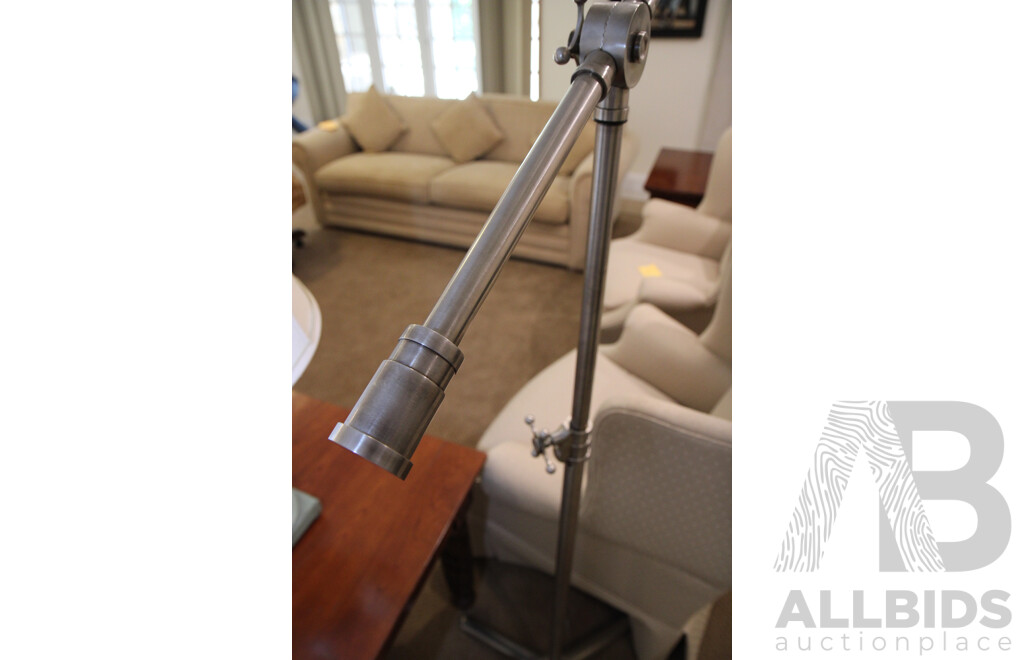 Studio Pivoting Task Lamp