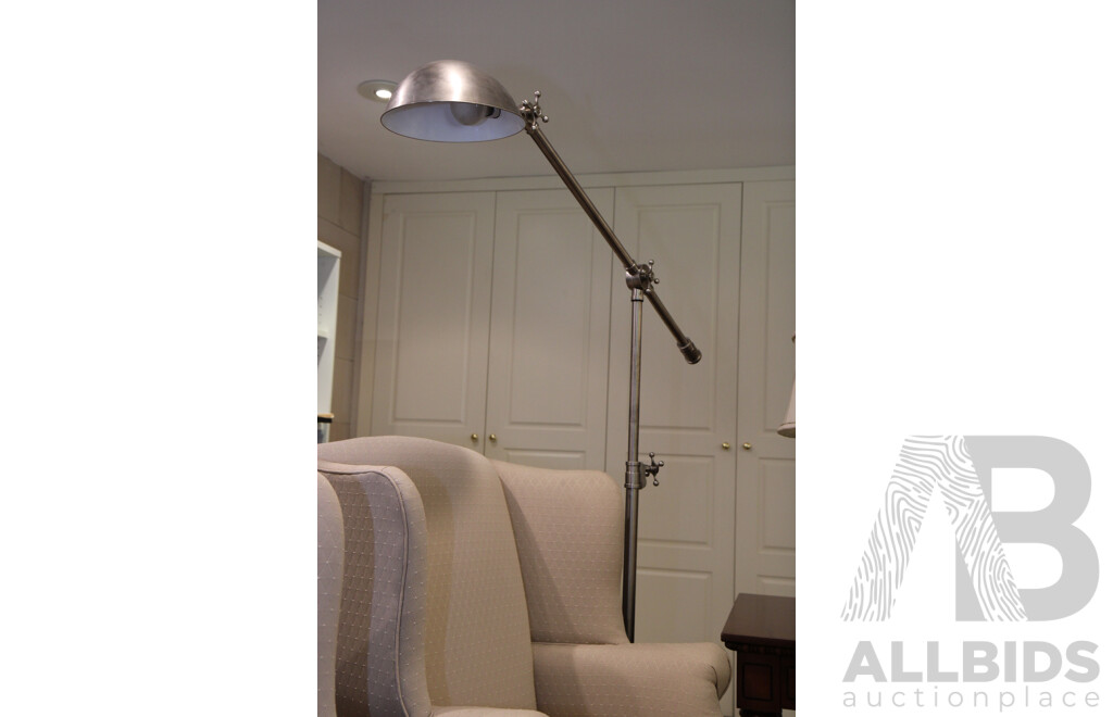 Studio Pivoting Task Lamp
