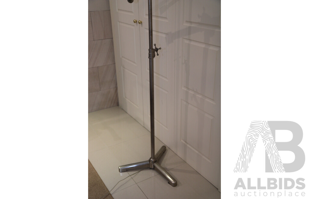 Studio Pivoting Task Lamp