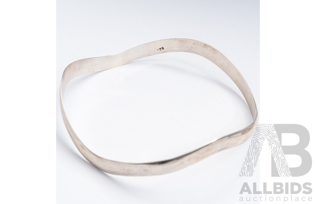 Sterling Silver Wave Bangle and Sterling Silver Hinged Cubic Zirconia Bangle, 26.0 Grams