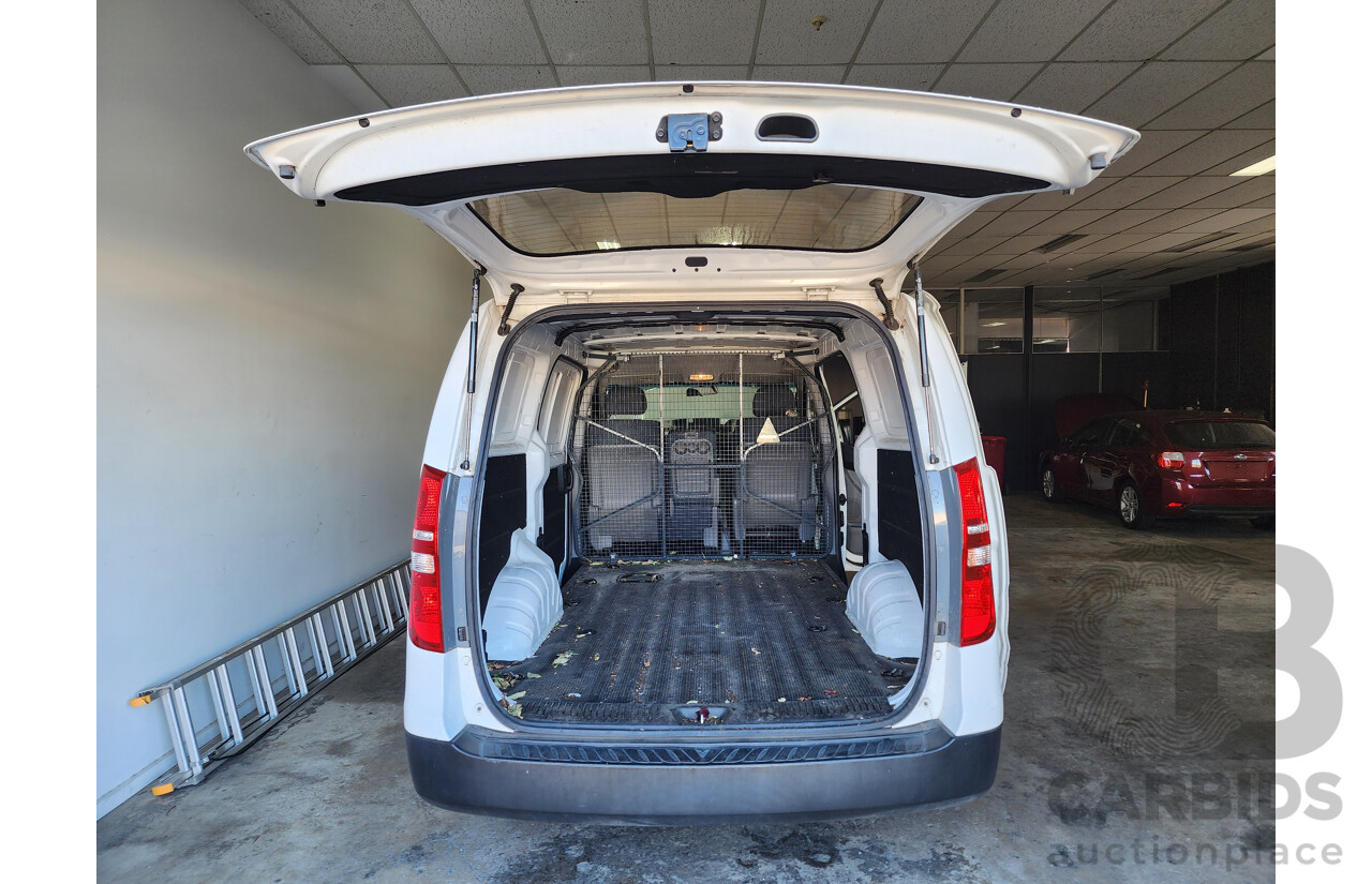 10/2016 Hyundai Iload TQ MY16 4d Van White 2.5L
