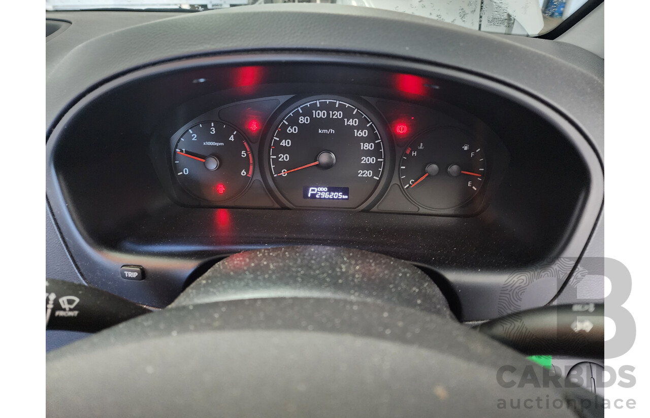 10/2016 Hyundai Iload  TQ MY16 4d Van White 2.5L