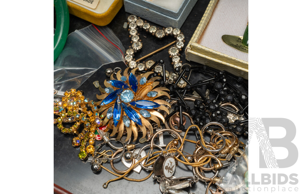 Laquered Wood Trinket Box with Fitted Lid & Collection of Vintage Jewellery Items